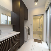 色のコントラストでメリハリのある洗面室