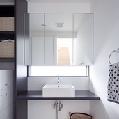 自然の光が入るモノトーンカラーの洗面