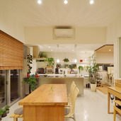 植物がたくさんおかれた明るいリビング