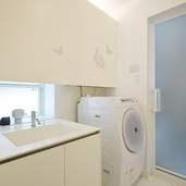 遊び心のある白い洗面所