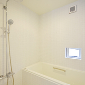 小窓がかわいい白い浴室