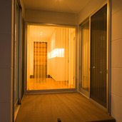 玄関から繋がる夜のウッドデッキ