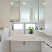 白でまとめた清潔感のある洗面スペース