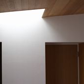 ナチュラルな内壁とトップライト