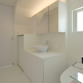 アッパーライトが、天井全体を照らすことで天井自体が照明と化す洗面所