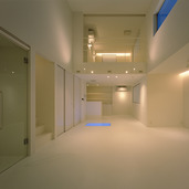 白い壁天井がレフ板代わりになり、ダウン照明の優しい光が癒やされるリビングダイニング