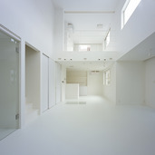 扉も手すりも全て白色にして、より広いスペースに感じさせたリビングダイニング