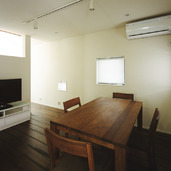 壁面を天井まで覆わず、意匠として採光を得ることに成功したダイニング