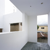 壁面の開放的な抜けが心地よく清々しいバルコニー