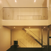 手すりスポーク部分が、公共施設のようなシンプルさを醸し出す