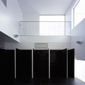 収納物を厳選して置きたくなる、黒でまとめた壁一面の収納スペース内