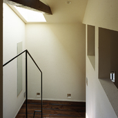 トップライトで明るさを取ることで、暗さと明るさのメリハリがある階段周りに