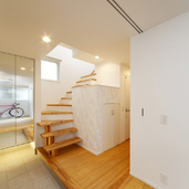 穏やかな空気が広がる、杉の無垢材でまとめたフローリングと階段
