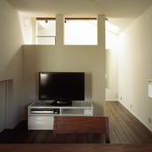 天井から降り注ぐ優しい光に包まれるような、居心地のよいリビングルーム