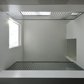 直線美を感じさせる、リビングダイニングから見上げた吹き抜け