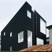 白と黒でまとめつつ、窓配置で遊び心を出している外観