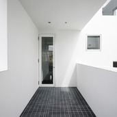 立体的なバルコニーは、視線を遮りつつ風を感じる空間に