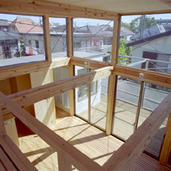 ウッドデッキのようなスノコ状のロフト。