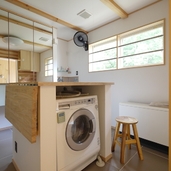 アイランドカウンターのある洗面所