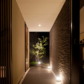 玄関に入って一番に目に飛び込む、柔らかい光の行灯風光壁