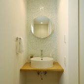 洗面器・鏡・アクセサリーも、丸で統一された洗面所