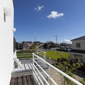 青空が映える、開放感いっぱいの中庭に面したバルコニー・テラス