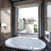 折れ戸を開けると光も風も充分に入ってくる開放的な浴室