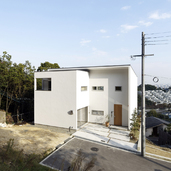 北面の玄関側は、ハコとハコを組み合わせたシンプルな作りの外観