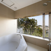 大きな窓の向こうには木々が広がる、３帖もある贅沢な浴室