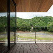 深い庇の向こうに箕面の山と空を望める、贅沢なバルコニー