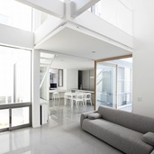 トップライトから象徴的な光が降り注ぎ、時間の移ろいを感じさせるＬＤＫ