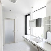 窓からは木々や空を見ることができる、プライバシーを守りながら開放的な空間を実現したサニタリースペース