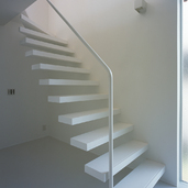 片持ち階段にすることで空間に広がりを感じさせるようにした階段まわり