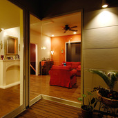 デッキからリビングを臨む