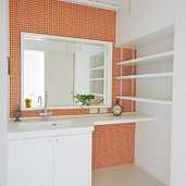 おしゃれなモザイクタイルの洗面カウンター