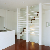 階段横の柱が程よいアクセントに