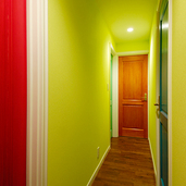 ビビットなグリーンが目を惹く廊下