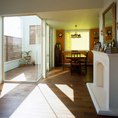 デッキから光を取り込む明るいリビング