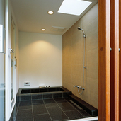 トップライトから光が入るモダンなバスルーム