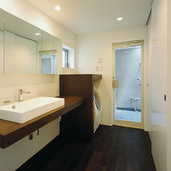 ホワイト×ウッド調、ナチュラル感ある洗面