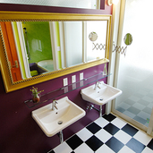 ２つ並んだ白い洗面台