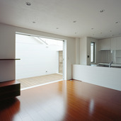 デッキへと開いた大きな窓からリビングへ光を取り入れる