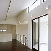 ハイサイドライトからの光が降り注ぐリビング