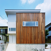 モザイクの様な美しい木目の外壁