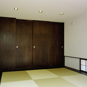 落ち着いた色の建具がモダンな雰囲気の和室