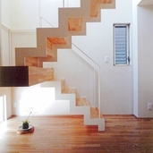 幾何学模様のような階段を玄関から観る