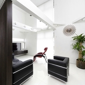 白い空間に映えるインテリア