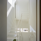 壁を照らす階段と平行の光