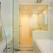 艶めく細かなタイルとガラスで明るい浴室