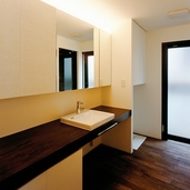 間接照明で照らすシックな洗面